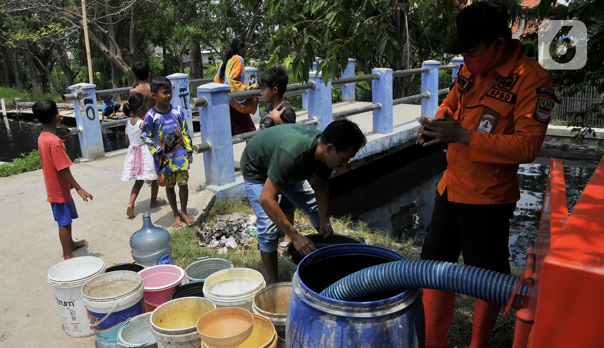 Deretan ember warga saat mengambil air bersih di kawasan Karangbahagia, Kabupaten Bekasi, Jawa Barat, Selasa (7/9/2021). Pemerintah Kabupaten Bekasi mendistribusikan air bersih kepada warga yang tinggal di pinggiran Kali Cilemahabang. (Liputan6.com/Herman Zakharia)