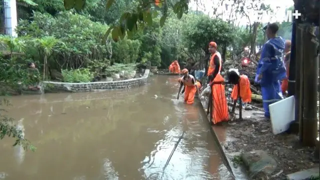 Pasukan Oranye atau petugas PPSU terpaksa harus menyelam di sungai untuk membersihkan sampah penyebab banjir di kawasan TB Simatupang