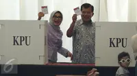 Wapres Jusuf Kalla (JK) bersama istri, Mufidah Kalla, menunjukkan surat suara di TPS 03 Kelurahan Pulo, Jakarta Selatan, Rabu (19/4). Di TPS bernuansa Betawi itu, JK memberikan suaranya pada Pilkada DKI putaran kedua. (Liputan6.com/Herman Zakharia)