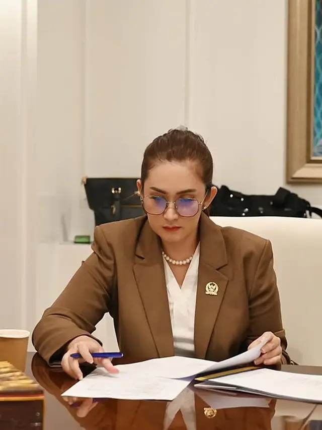 6 Inspirasi Outfit Wanita 40 Tahunan ala Nafa Urbach, Elegan dan Stylish