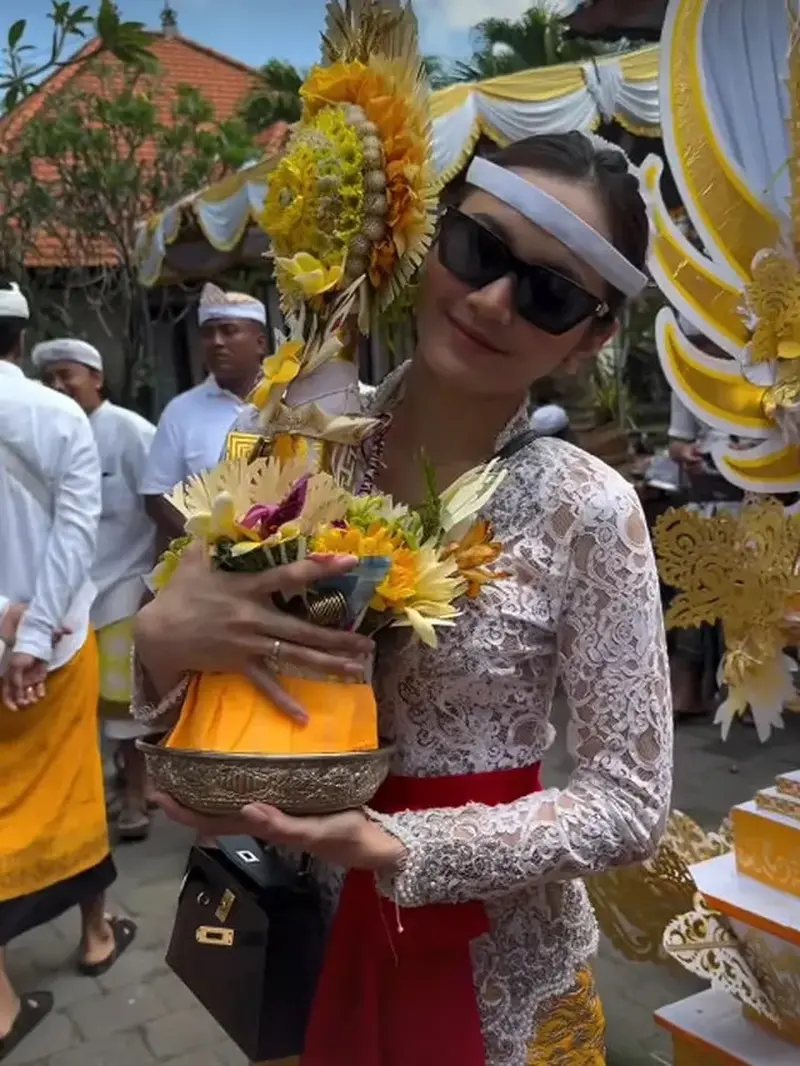 7 Potret Rizky Febian dan Mahalini Raharja Ikuti Upacara Memukur di Bali, Tampil Serasi