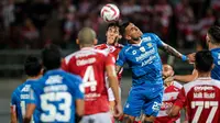 Bek Madura United, Jacob Mahler (kiri) berduel udara dengan bek Persib Bandung, Alberto Rodriguez pada laga leg kedua final Championship Series BRI Liga 1 2023/2024 di Stadion Gelora Bangkalan, Madura, Jumat (31/5/2024). (Bola.com/Bagaskara Lazuardi)