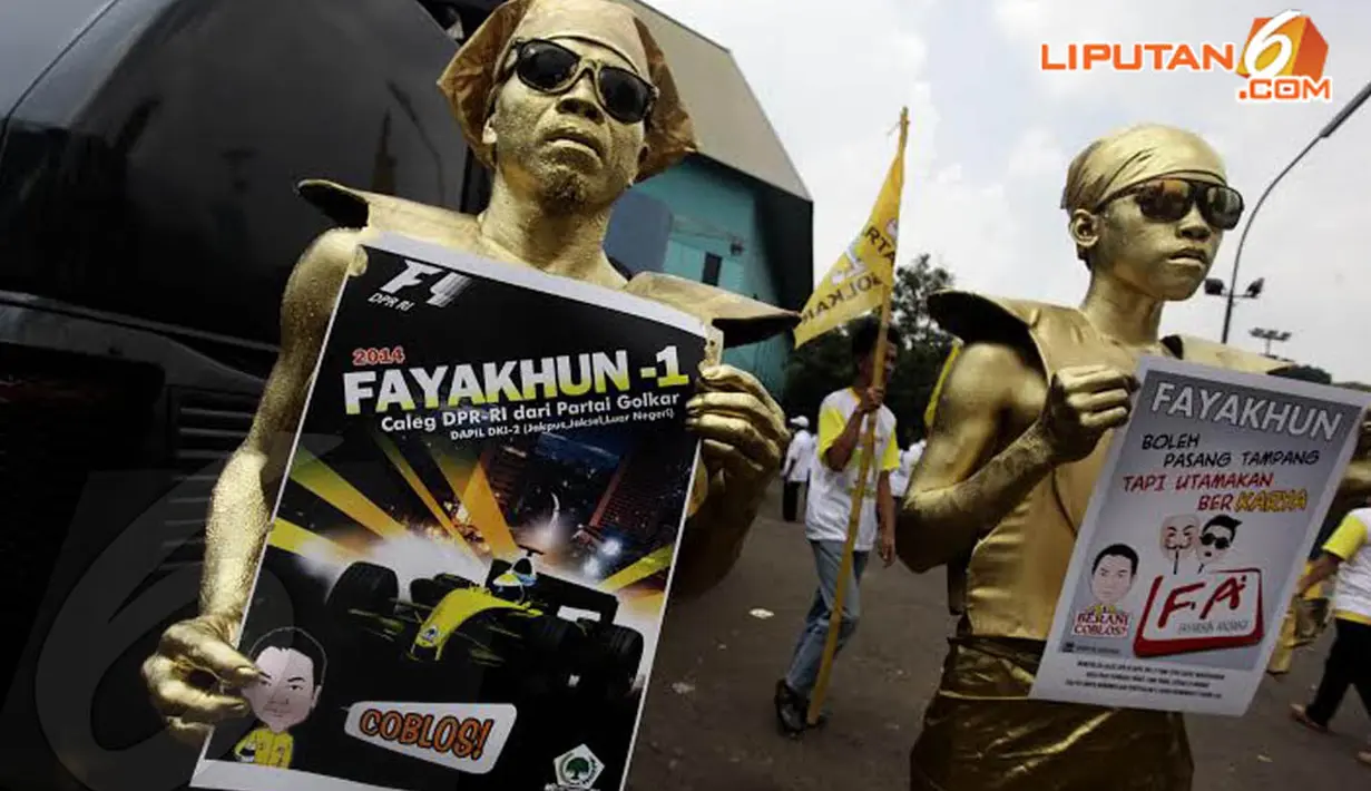 Kehadiran manusia patung itu merupakan salah satu cara yang dilakukan salah satu caleg untuk memperkenalkan dirinya (Liputan6.com/Andrian M Tunay)
