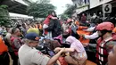 Petugas gabungan mengevakuasi anak-anak saat banjir merendam permukiman Cipinang Melayu, Jakarta, Rabu (1/1/2020). Ratusan rumah warga di Kelurahan Cipinang Melayu terendam banjir hingga ketinggian leher orang dewasa sejak dini hari tadi dan telah menewaskan dua warga. (merdeka.com/Iqbal S Nugroho)