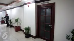 Pamdal Gedung Parlemen berjaga di luar ruang kerja Wakil Ketua DPD RI, Jakarta, Rabu (5/4). Ruangan kerja Wakil Ketua DPD yang sebelumnya ditempati GKR Hemas dan Farouk Muhammad didapati dalam keadaan terkunci. (Liputan6.com/Johan Tallo)