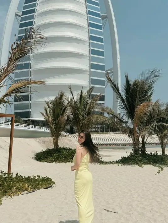 Tampil dengan dress kuning off-shoulder, banyak dari para seleb hingga penggemar yang menyanjung penampilannya. Sebagai seorang selebriti, penampilan Felicya memang banyak diikuti ole para penggemar setianya.(Liputan6.com/IG/@felicyangelista_)