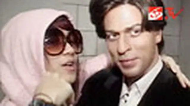 Dara "The Virgin" Peluk Shah Rukh Khan