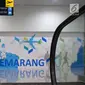 Seorang calon penumpang melintas di terminal baru Bandara Internasional Ahmad Yani Semarang, Jawa Tengah, Rabu (6/6). Terminal yang dibangun dengan investasi sebesar Rp2,2 triliun tersebut mulai beroperasi hari ini. (Liputan6.com/Gholib)