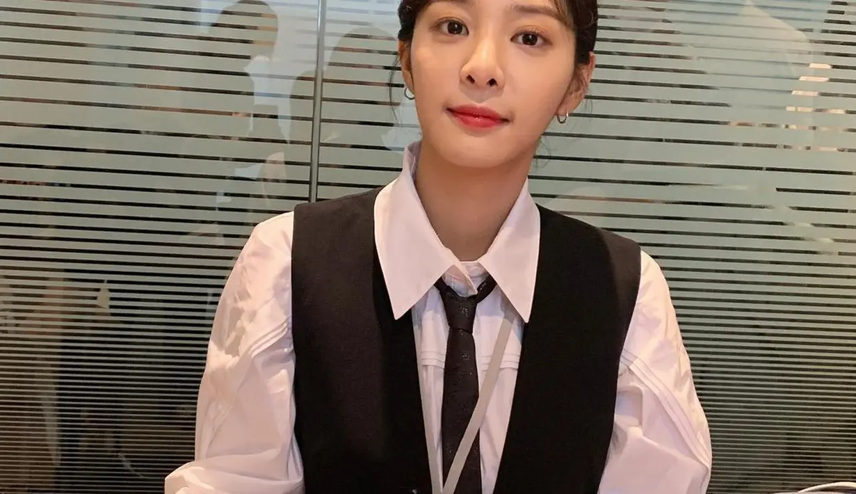 Dasi untuk outfit ke kantor identik sebagai outfit laki-laki. Namun Seol In Ah tetap cantik dengan memadukan kemeja putih dan vest sert dasi hitam. Sehingga memadukan kesan maskulin pada penampilan femininnya