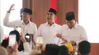 Ketua Umum Partai Gerindra, Prabowo Subianto (kanan) memotong tumpeng disaksikan Wakil Ketua Dewan Pembina Partai Gerindra Sandiaga Uno (kiri) dan Sekretaris Jenderal Gerindra Ahmad Muzani (tengah) saat perayaan HUT ke-15 Partai Gerindra, di Kantor DPP Partai Gerindra, Jakarta, Senin (6/2/2023). HUT ke-15 Partai Gerindra merupakan momen berharga karena dilaksanakan sebelum Pemilu 2024 dan juga untuk melakukan konsolidasi internal untuk semakin memperkuat kekuatan partai. (Liputan6.com/Faizal Fanani)