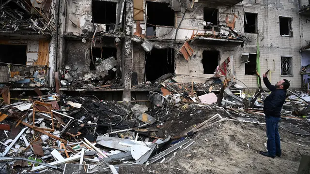 Bangunan Pemukiman Warga Kota Kiev Hancur Dihantam Invasi Rusia