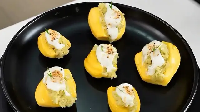 Potret Nicky Tirta Bikin Jackfruit Sticky Rice. (instagram/nickytirta)