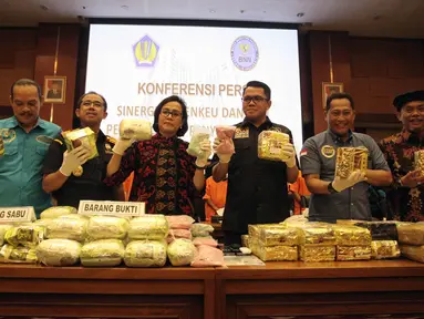 Menkue Sri Mulyani, Kepala BNN Budi Waseso, Dirjen Bea Cukai Heru Pambudi, Ketua DPRD DKI Jakarta Prasetyo Edi Marsudi, Arteria Dahlan dan Arman Depari menunjukan barang bukti narkoba di Kemenkeu, Jakarta, Rabu (7/1). (Liputan6.com/Arya Manggala)