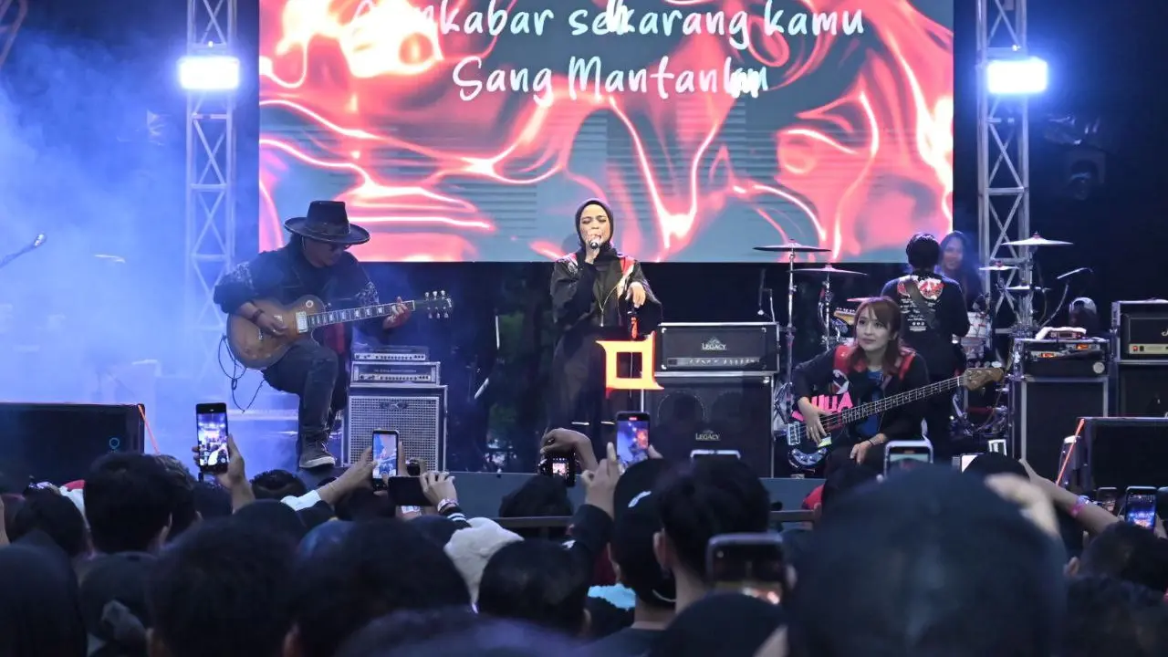 Busana Tantri Kotak dan Grup Band Naff karya desainer lokal Purbalingga. (Foto: Liputan6.com/Pemkab Purbalingga)