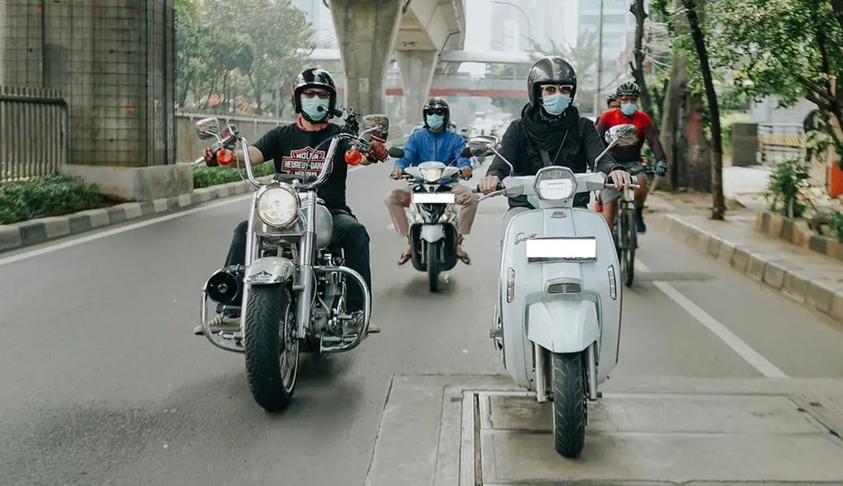 Tak selalu dibonceng, rupanya Deswita Maharani juga pernah ikut menjajal sunmori sendiri. Meski begitu, suami tercinta tetap menemani disebelahnya. (Liputan6.com/IG/@deswitamaharani80)