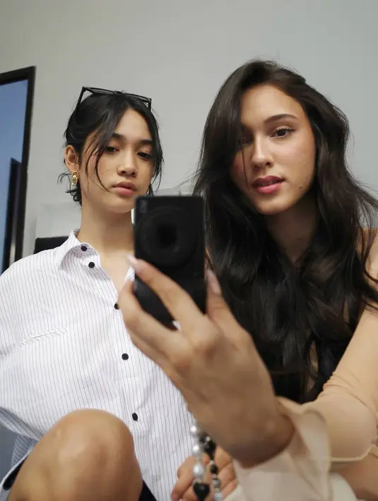 Series Cinta Pertama Ayah yang akan di Vidio ini pun sudah membuat banyak orang penasaran. Pasalnya selain Yasmin Napper, Al Ghazali dan Nurra Datau, masih ada beberapa seleb lainnya. Para pemain lainnya ada Ersya Mayori, Rianti Cartwright, hingga Dwi Sasono. (Liputan6.com/IG/@yasminnapper)