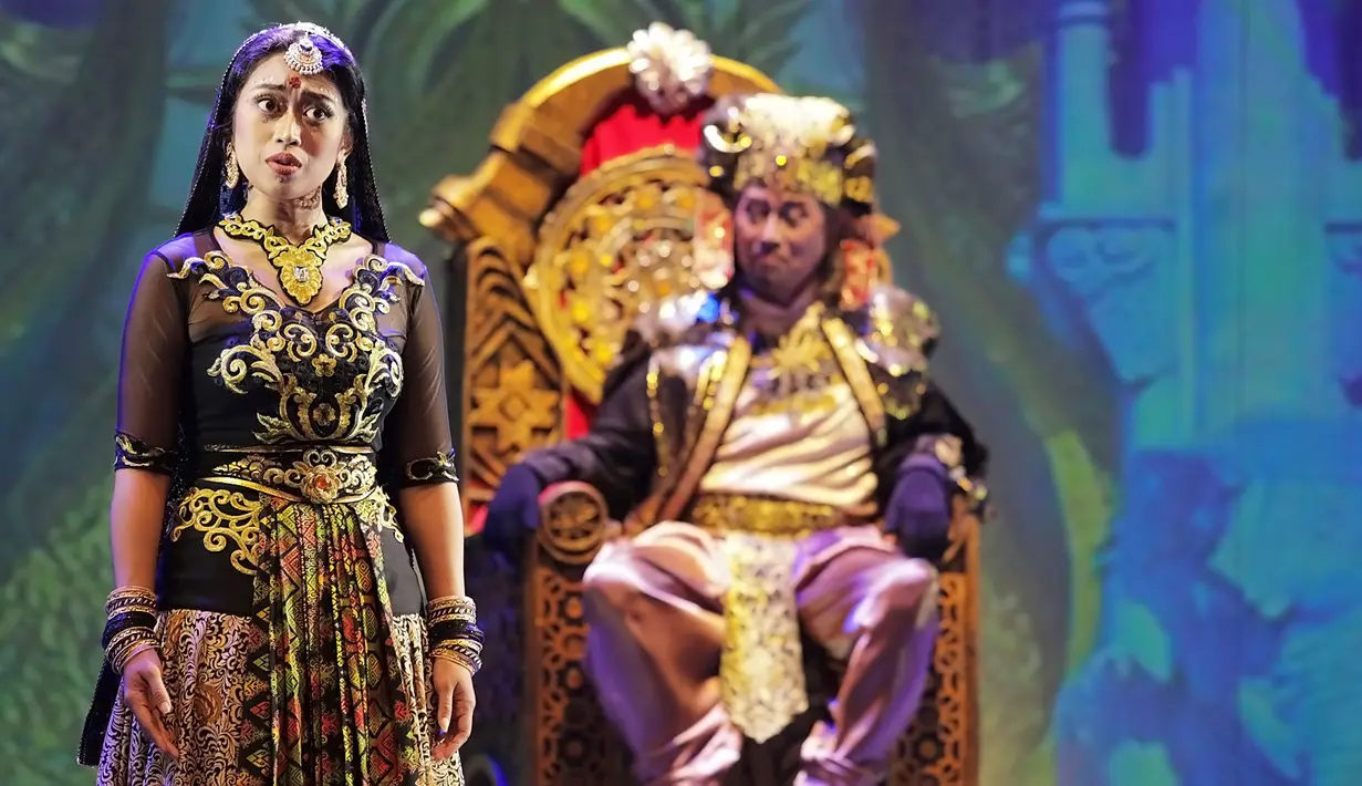 Selama 120 menit, penikmat seni dapat menyaksikan kisah kesetiaan putri dari Raja Mandraka, Savitri. Awalnya Savitri menjalankan tradisi kerajaan Mandraka, yang juga dilakukan ibunya, yaitu dengan pergi berkelana mencari calon suami. (Bambang E. Ros/Fimela)