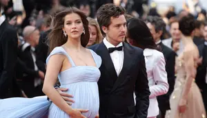 Potret Barbara Palvin - Dylan Sprouse Umumkan Kelahiran Anak Pertama, Mejeng di Depan TV