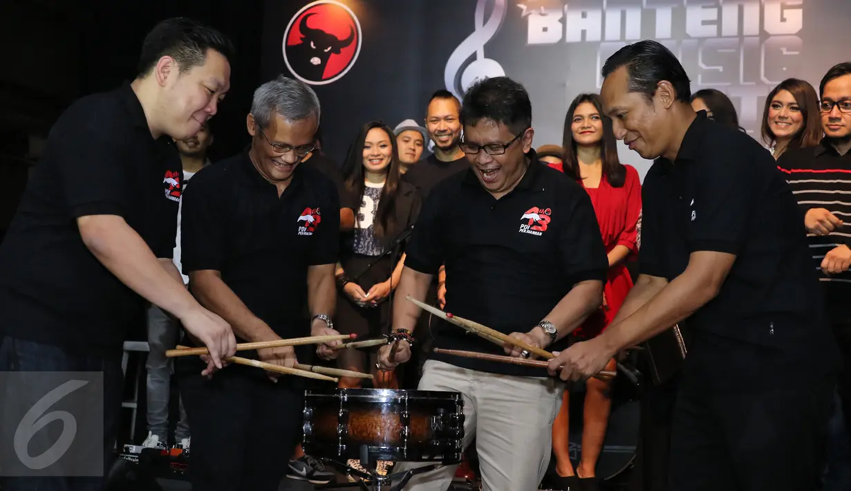 Hasto Kristiyanto (kedua kanan) ditemani Koordinator Banteng Music Festival 2016, Chalers Honoris (kiri) memukul drum sebagai simbol dibukanya Banteng Music Festival 2016 di kawasan SCBD, Jakarta, Senin (14/3/2016). (Liputan6.com/Herman Zakharia)