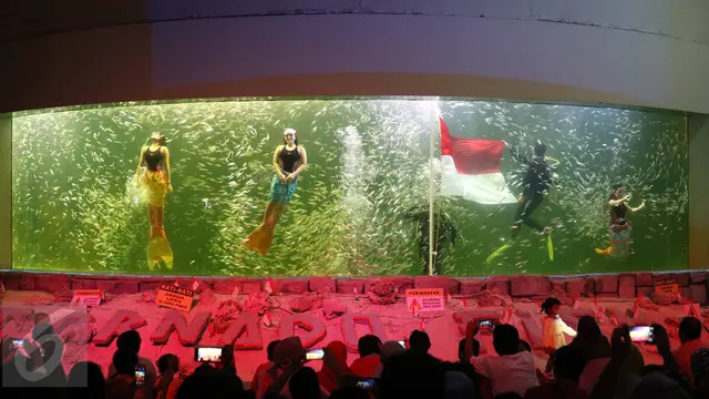 20160817-Putri Duyung Ikut Kibarkan Merah Putih di Ancol