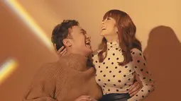 Banyak momen telah dilalui, apalagi keduanya telah bersama sejak pertama kali kencan yaitu 6 tahun silam. Kini keduanya yang telah menjalani biduk rumah tangga, Adiezty Fersa pun impikan memiliki dua orang anak. (Liputan6.com/IG/adieztyfersa)