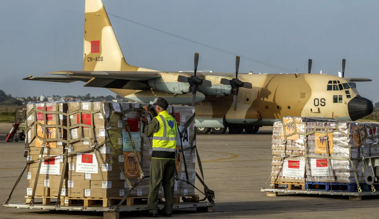Paket bantuan kemanusiaan yang ditujukan untuk warga Palestina di Jalur Gaza terlihat di landasan pacu sebelum dimuat ke pesawat angkut militer C-130 Hercules Angkatan Udara Kerajaan Maroko di Pangkalan Udara Kenitra di utara Rabat pada 2 Agustus 2025. (Abdel Majid BZIOUAT/AFP)