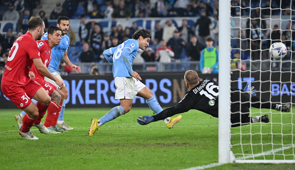 Gol dicetak Luka Romero yang baru dimasukkan di awal babak kedua lewat sepakan jarak dekat yang tak mampu diantisipasi kiper Monza, Michele Di Gregorio. (AFP/Alberto Pizzoli)