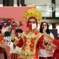 Penari mengenakan pakaian tradisional menampilkan tarian khas daerah-daerah Indonesia dalam acara "Tunjukan Indonesiamu, Satukan Negeri" di Jakarta, Sabtu (15/8/2020). Acara yang digelar virtual tersebut untuk mengampanyekan budaya Indonesia dan memperingati HUT ke-75 RI. (Liputan6.com/Johan Tallo)