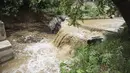 Banjir juga mengakibatkan beberapa jalan tergenang air, menyebabkan gangguan lalu lintas yang signifikan di daerah tersebut. (AP Photo/Giannis Papanikos)