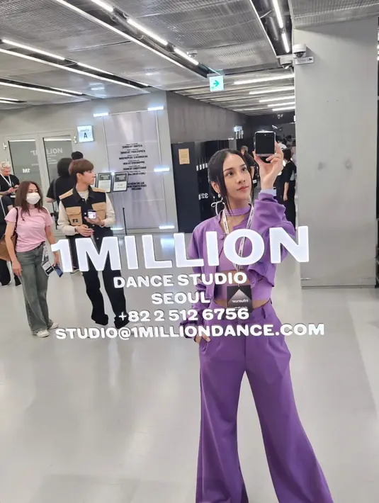 Anya juga sempat mengunjungi 1Million Dance Studio. Ia belajar koreografi singkat bersama para dancer kenamaan di sana. [Instagram @anyageraldine]