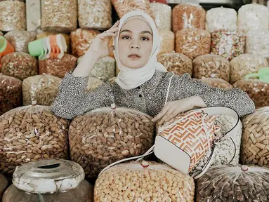 Berbeda dari yang lain, influencer sekaligus desainer ini memilih foto di lapak makanan kering. Seolah menyatu dengan lapak, ia tampil menawan dengan baju bermotif hitam putih dan slingbag. (Liputan6.com/IG/@tantrinamirah)