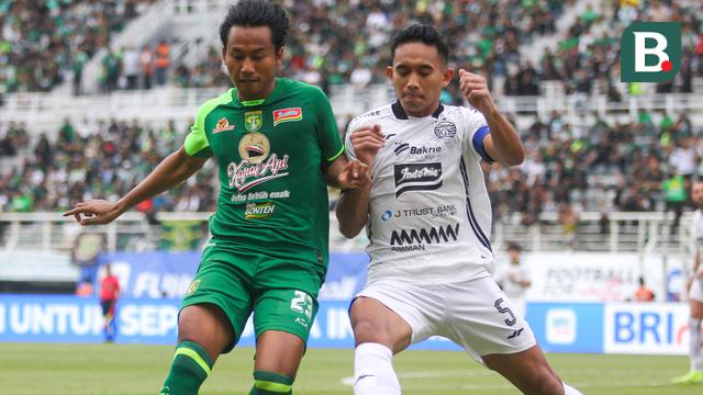 Persebaya Surabaya melawan Persija Jakarta di BRI Liga 1 2024/2025.