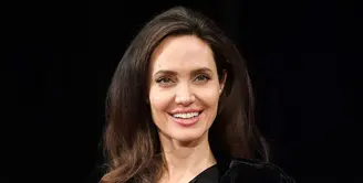 Sudah dua tahun sudah proses perceraian Angelina Jolie - Brad Pitt berlangsung. Meski belum selesai, Angie dikatakan siap untuk menikah lagi. (DIA DIPASUPIL  GETTY IMAGES NORTH AMERICA  AFP)