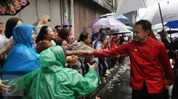 Walikota Bogor, Bima Arya Sugiarto menyalami warga saat mengikuti parade Pesta Rakyat dan perayaan Cap Go Meh di Kota Bogor, Senin (22/2/2016). Pesta Rakyat Bogor 2016 bersamaan dengan  perayaan Cap Go Meh. (Liputan6.com/Helmi Fithriansyah)