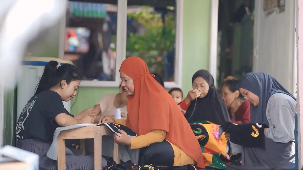 Pelaku usaha mikro, kecil, dan menengah (UMKM) di Indonesia.