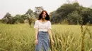 Tak hanya mengenakan dress terusan, namun kekasih dari Randy Martin ini juga pandai dalam memadupadankan atasan dan bawahan vintage sehingga tetap nampak memukau. (Liputan6.com/IG/cassandraslee)