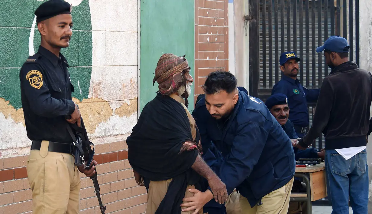 Jutaan warga Pakistan mulai memberikan suara pada 8 Februari 2024 dalam pemilu yang sebelumnya diwarnai kekerasan, tuduhan kecurangan, serta pemenjaraan politisi Imran Khan. (Asif HASSAN/AFP)