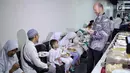Wakil Dubes Australia Allaster Cox berbincang dengan anak yatim saat buka puasa anak yatim dan dhuafa bersama Kedutaan Besar Australia bekerjasama dengan SCTV, Indosiar dan SCM di SCTV Tower Jakarta, Jumat (8/9). (Liputan6.com/Faizal Fanani)