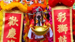 Dalam astrologi Tionghoa, ular adalah shio ke-enam dari 12 shio, sementara elemen kayu memberikan karakteristik unik kepada shio tersebut. (Peter PARKS/AFP)