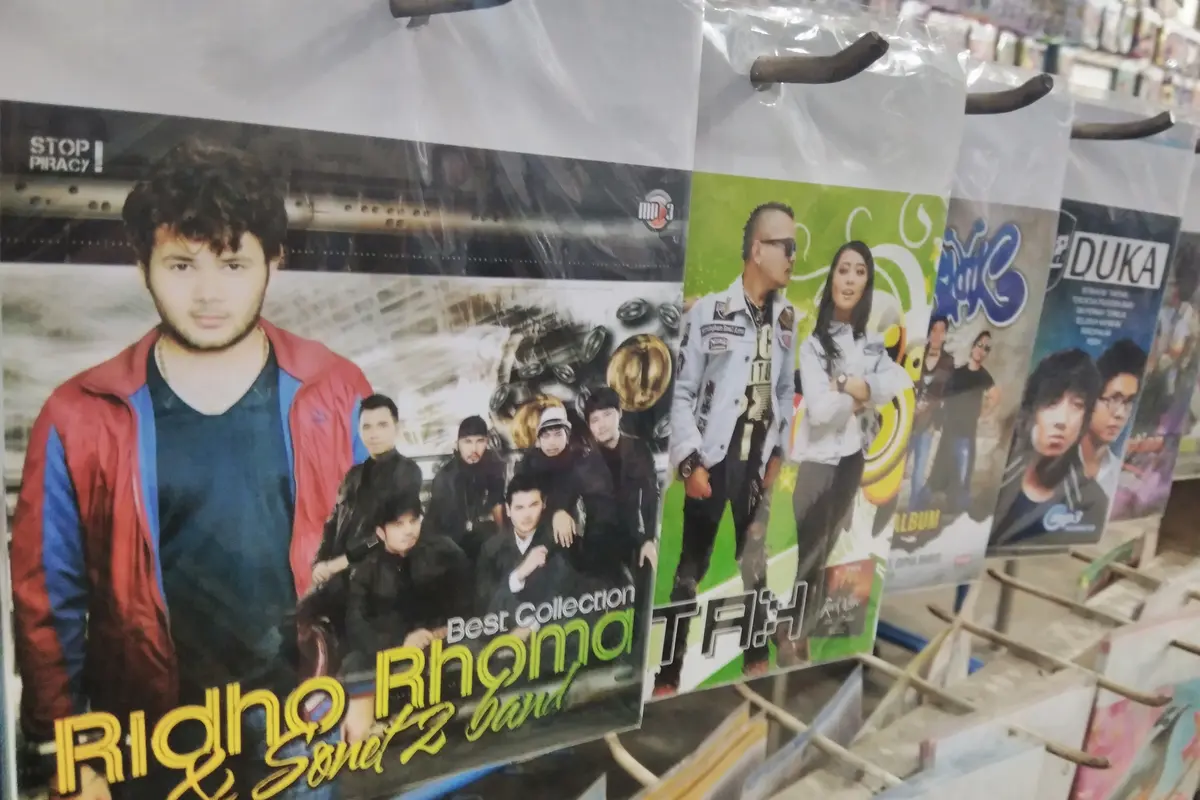 Senja Kala CD Bajakan