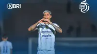 Striker Persib Bandung Ciro Alves berselebrasi setelah mencetak gol ke gawang Dewa United dalam pertandingan BRI Liga 1 2023/2024 di Stadion&nbsp;Indomilk Arena, Tangerang, Minggu, 26 November 2023. (foto: Instagram @liga1match)