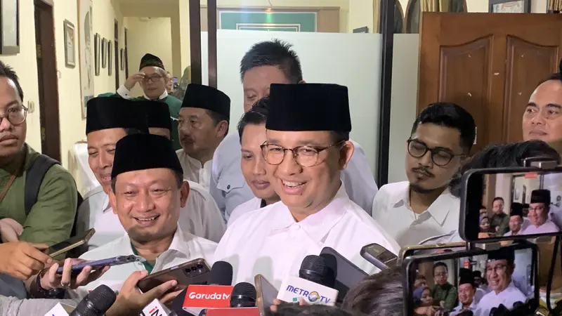 Mantan Gubernur DKI Jakarta Anies Baswedan usai menghadiri acara tasyakuran Harlah ke-26 PKB di Jakarta, Minggu (21/7/2024).