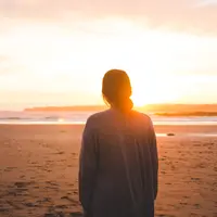 ilustrasi perempuan berlibur ke pantai/copyright unsplash.com/Linda Xu
