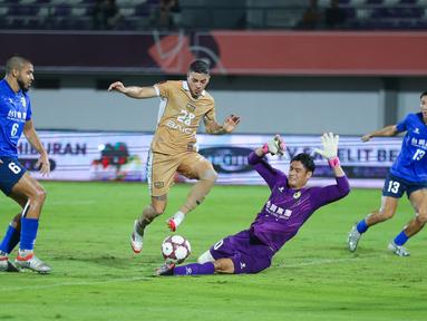 Pemain Dewa United, Alexis Messidoro, berusaha mencetak gol ke gawang Tainan City FC pada matchday kedua Grup E AFC Challenge League 2025/2026 di Stadion Indomilk Arena, Rabu (29/10/2025) malam WIB. (Bola.com/M Iqbal Ichsan)
