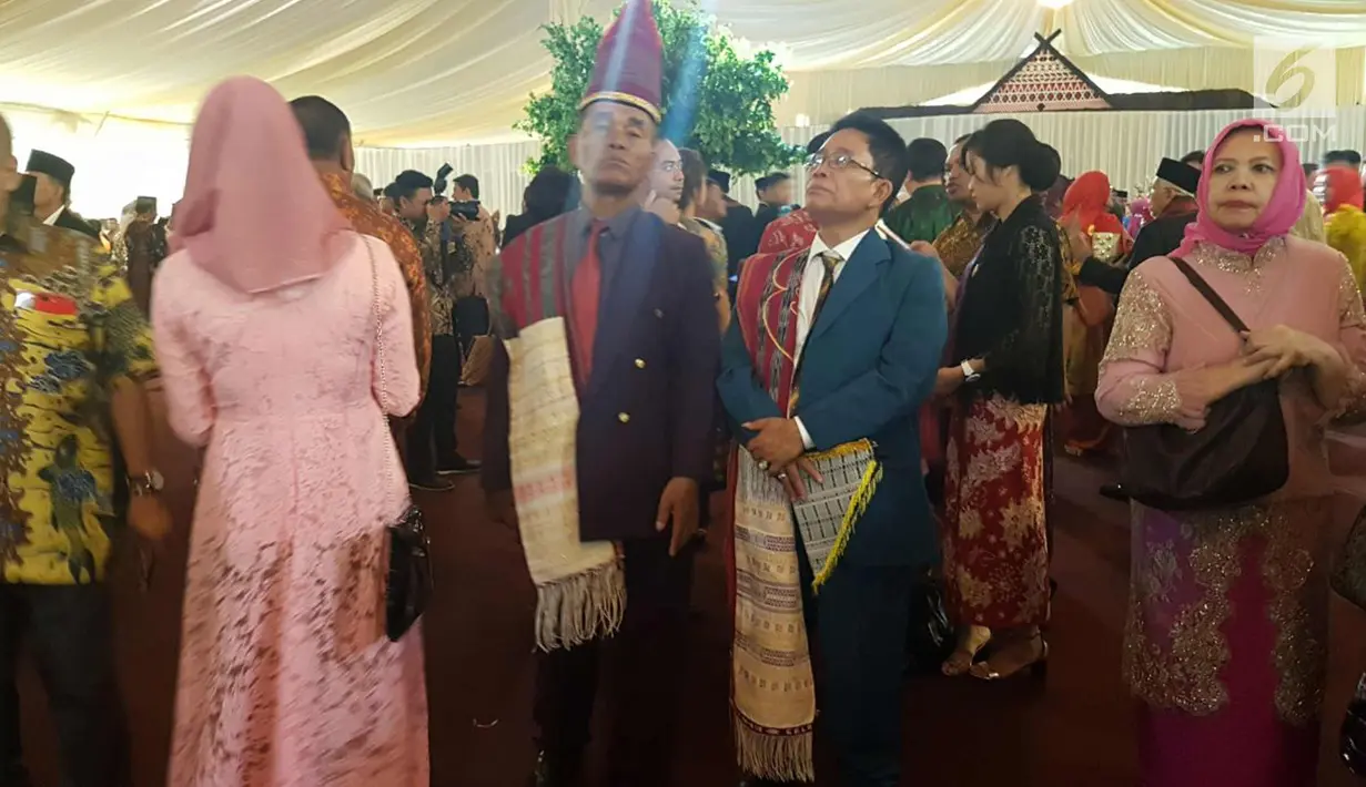 Sejumlah tamu undangan mengenakan busana adat berpose saat menghadiri pesta adat Kahiyang Ayu dan Bobby Nasution di di Bukit Hijau Regency Taman Setia Budi (BHR Tasbi), Medan, Sabtu (25/11). (Liputan6.com/Aditya Eka Prawira)