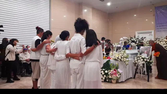 Pelukan Erat Sharena Delon, Dewi Lestari dan Anak-Anak Saat Upacara Tutup Peti Jenazah Reza Gunawan