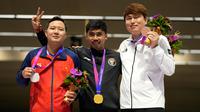 Peraih medali emas Muhammad Sejahtera Dwi Putra dari Indonesia (tengah) berpose dengan peraih medali perak Huu Vuong Ngo dari Vietnam, kiri, dan peraih medali perunggu Youjin Jeong dari Korea Selatan dalam upacara penghargaan cabang olahraga menembak nomor 10 meter lari jarak jauh putra di Fuyang Yinhu Sports Centre pada Asian Games ke-19 di Hangzhou, China, Senin, 25 September 2023. (AP Photo/Aijaz Rahi)