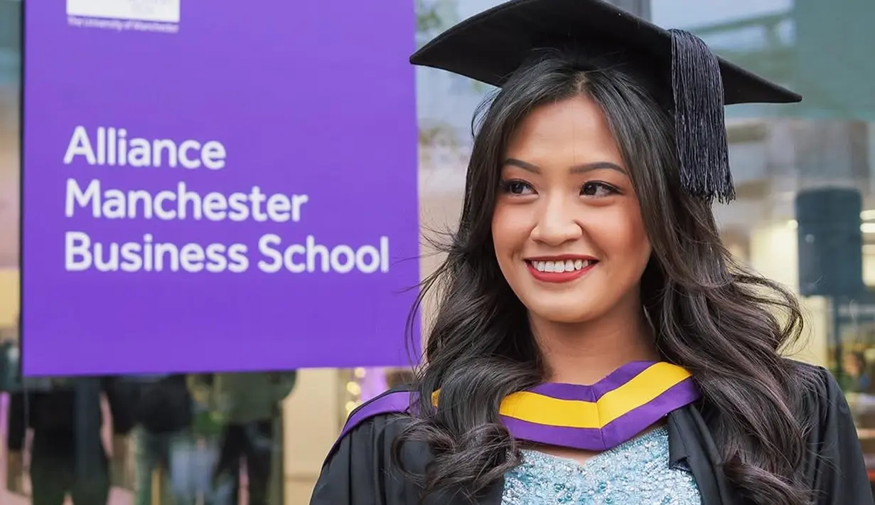 Pada Mei 2024 lalu, wanita dengan nama lengkap Isnania Nurlintang Aqmarina ini sempat balik ke Indonesia untuk melangsungkan pernikahan. Kerja kerasnya dibayar tuntas, Lintang Aqmarina resmi menyabet gelar MBA atau Master of Business Administration. Pendidikan S2 yang ditempuh Lintang berbeda dari pendidikan S1. Diketahui Lintang mengambil jurusan teknik ketika S1. (Liputan6.com/IG/@lintangaqmarina)