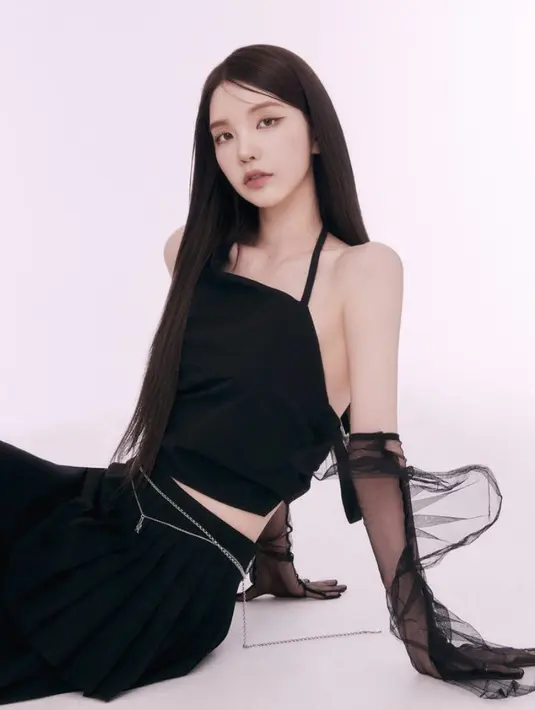 <p>Hong Soo yeon memiliki rambut panjang dengan wajah cerah. Ia tampil serba hitam dari atasan hingga roknya. Dipadukan glove transparan dan belt rantainya. (@xooos_)</p>