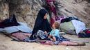Kebutuhan tenda kini menjadi hal yang sangat penting akibat blokade bantuan yang dilakukan Israel. Situasi ini membuat warga Gaza kehilangan harapan untuk memperoleh tempat berlindung. (Eyad BABA/AFP)